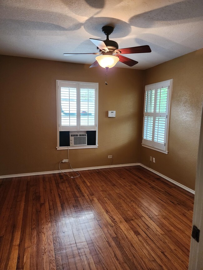 Building Photo - 218 Harwood Dr