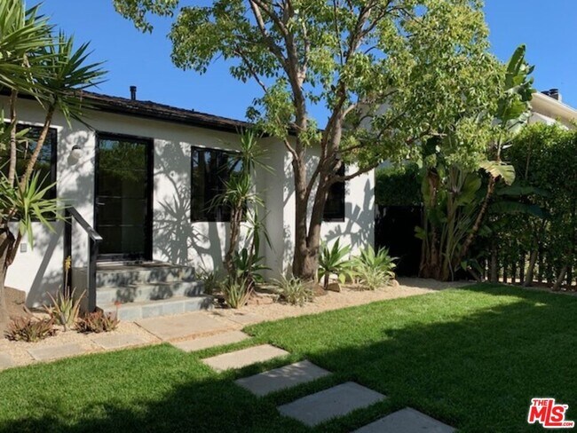 Building Photo - 1244 S Sycamore Ave