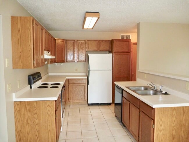 Building Photo - 2216 Melanie Ln