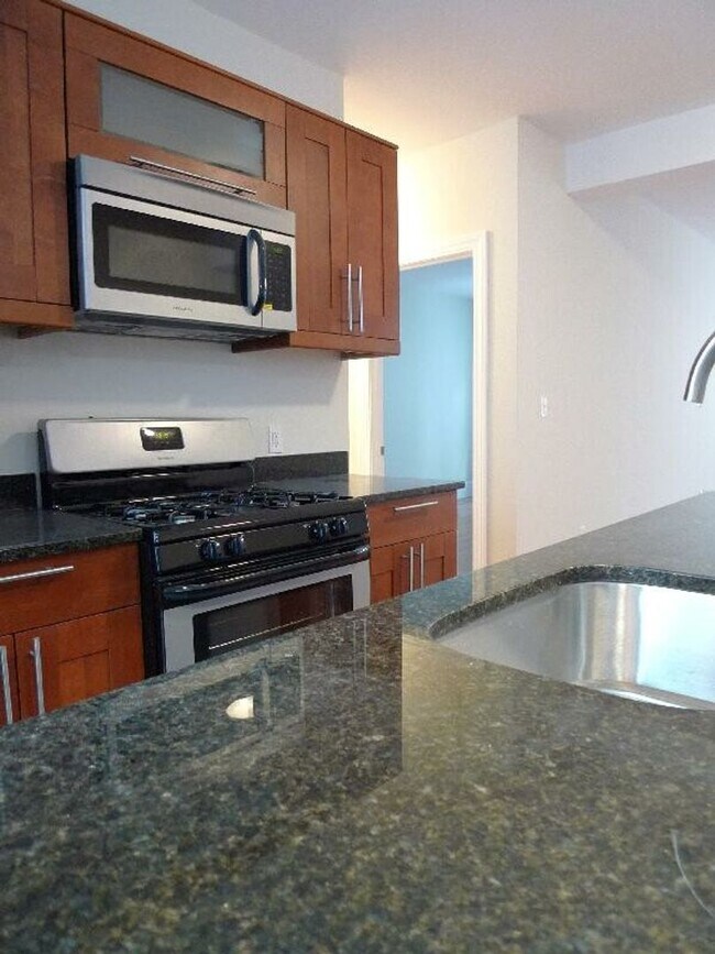 Foto del edificio - Fully Renovated Large Apartment in Mission...