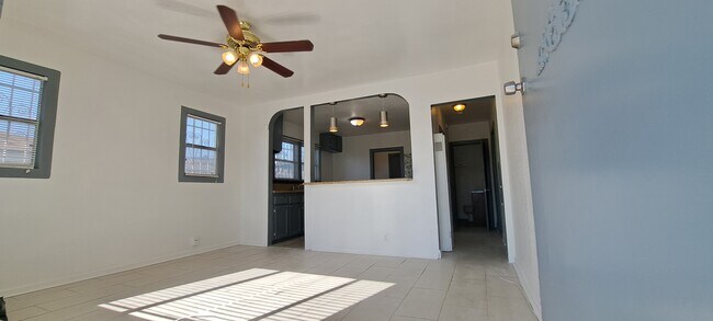 Foto del edificio - 1315 W 101st St