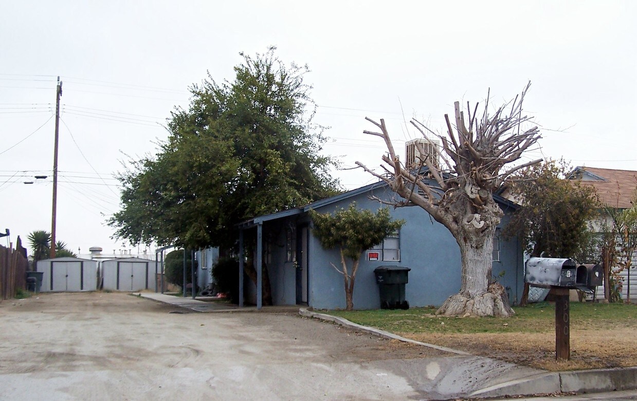 Primary Photo - 300 Trinity