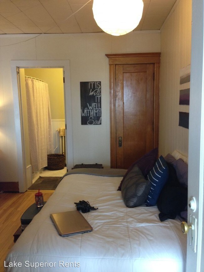 Building Photo - 1905 E 3rd St