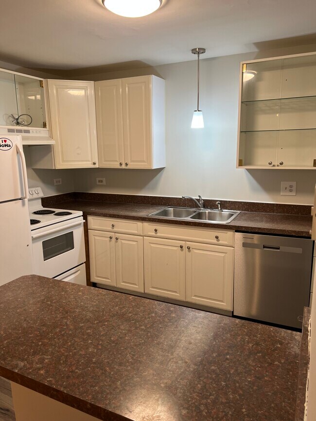 Foto del edificio - 1344 N Geneva Dr