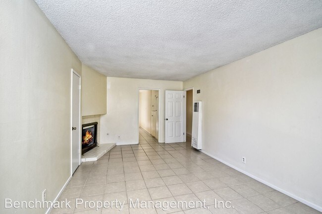 Building Photo - 504 S Tulip St