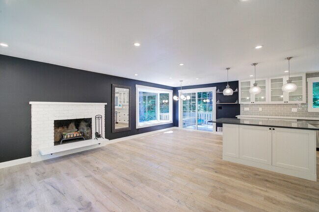 Building Photo - 135 221st Ave NE