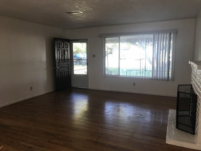 Building Photo - 1059 La Mesa Dr