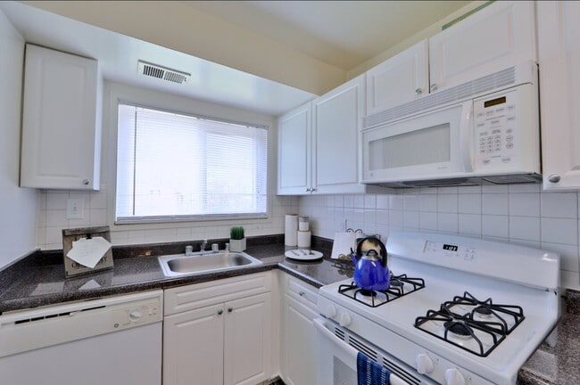 Foto del edificio - Lynbrook at Mark Center Apartment Homes