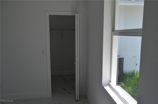 Foto del edificio - 2610 34th St W
