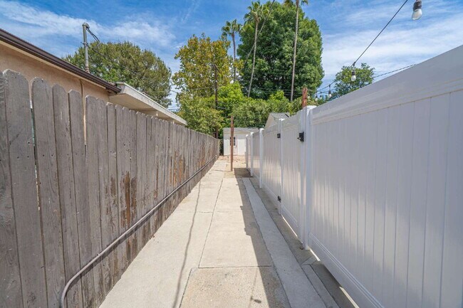 Foto del edificio - Studio ADU – Private Yard & Modern Finishes!