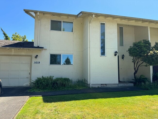 Photo - 3 bedroom 2.5 bathroom duplex off Coburg Rd. House