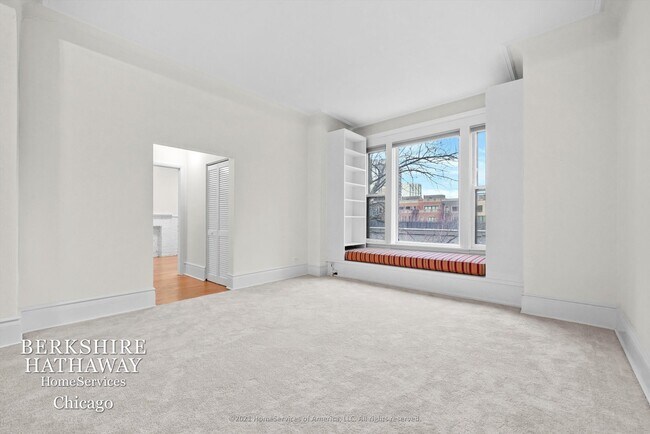 Building Photo - 427 W St. James Place