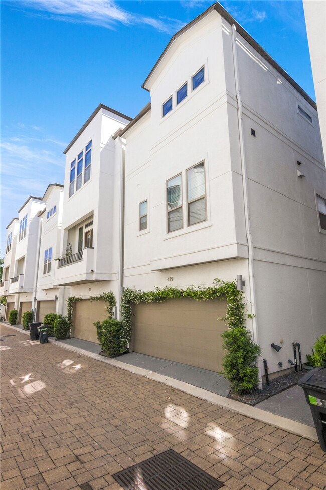 Foto del edificio - 419 T C Jester Blvd