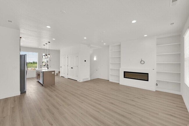 Building Photo - 570 570 N