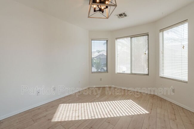 Foto del edificio - 16728 S 22nd St