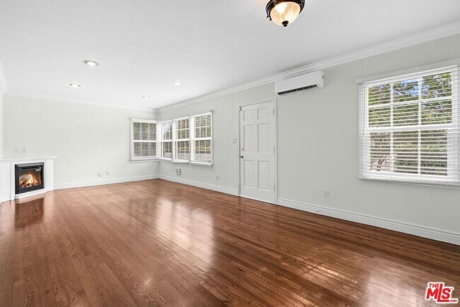 Foto del edificio - 1705 Stearns Dr
