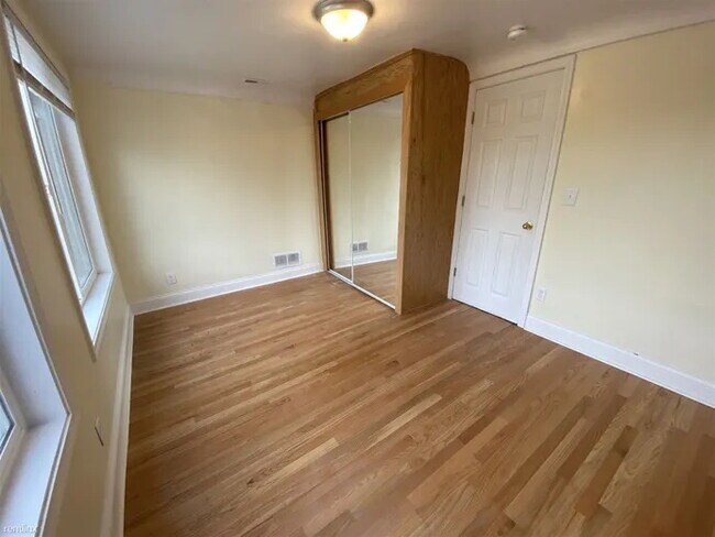 Foto del edificio - 1043 N Main St