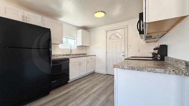 Building Photo - 17 E Townley Ave