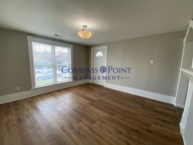 Foto del edificio - This huge 4 bedroom 1 bathroom house is Now Available!!