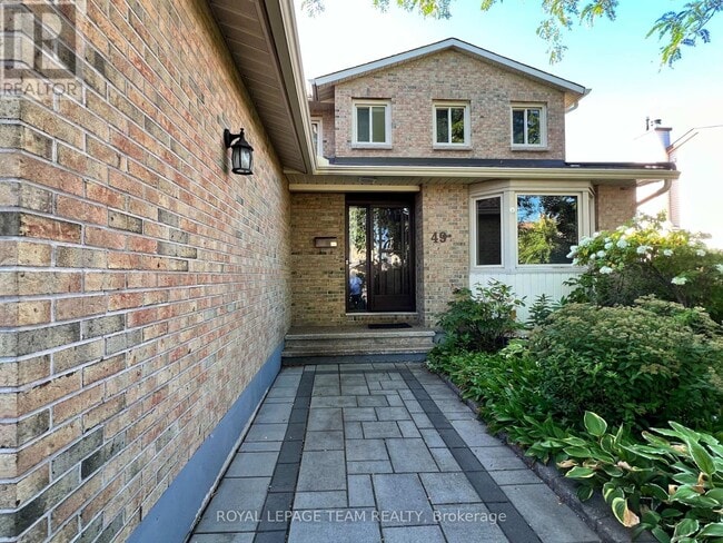 Building Photo - 49 Farm Gate Crescent