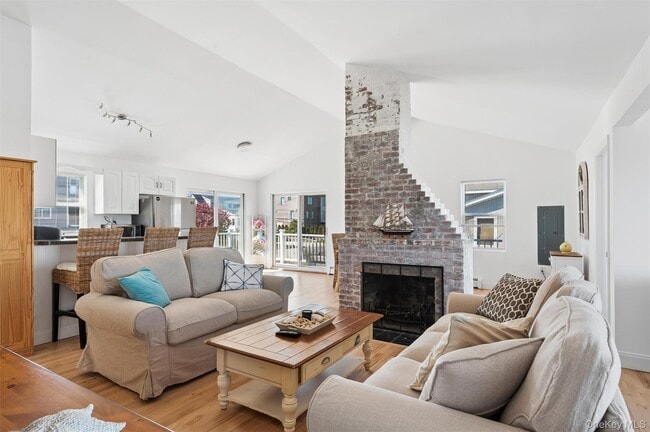 Building Photo - 898 Dune Rd