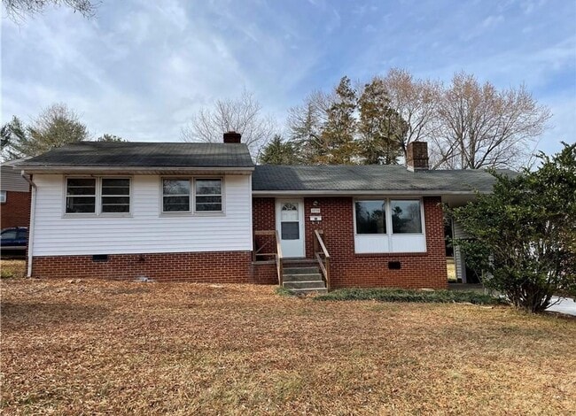 Building Photo - 2775 Woodvale Dr