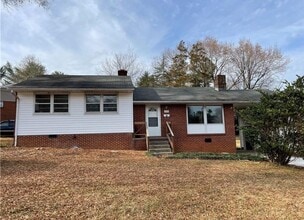Building Photo - 2775 Woodvale Dr