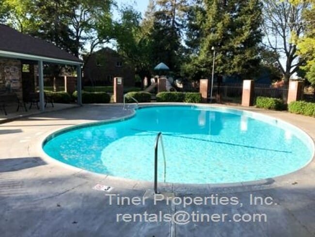 Building Photo - Oak Knoll 3 Bedroom Townhome- Available MO...