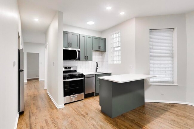 Foto del edificio - 2135 W Division St