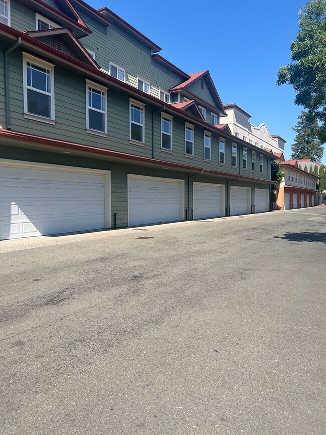Building Photo - Well maintained 3 bedroom, 2.5 bath condo ...