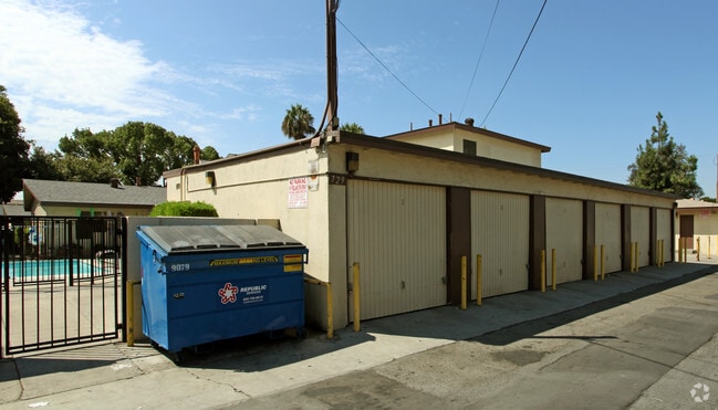 Building Photo - Capri Apartments
