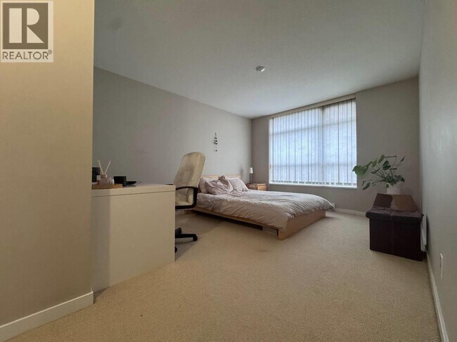 Building Photo - 8120 Lansdowne Rd