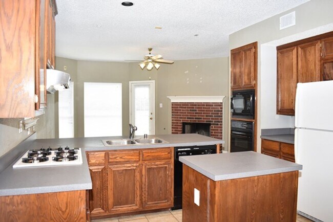 Foto del edificio - 4712 Birchbend Ln