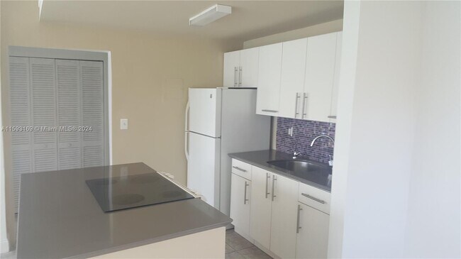 Building Photo - 2150 Bay Dr