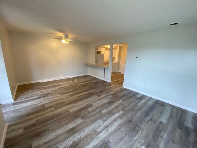 Foto del edificio - One and Two Bedroom Apartment Building