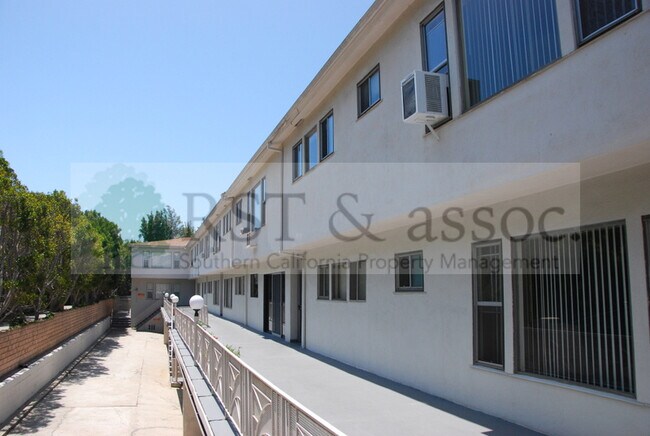 Building Photo - 527 S Barrington Ave