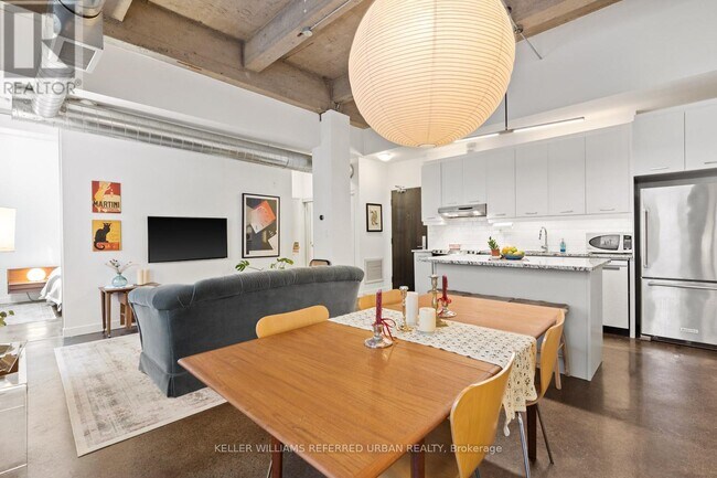 Photo du bâtiment - 201 Carlaw Ave