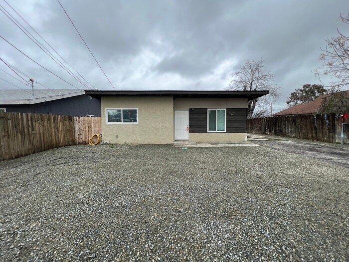 Primary Photo - 211 S Victoria Ave