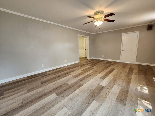 Building Photo - 564 Laurel Ln