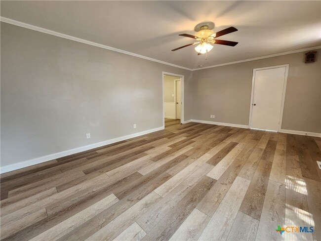 Foto del edificio - 564 Laurel Ln