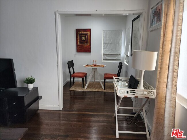 Foto del edificio - 811-814 E Nutwood St