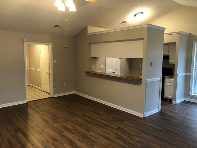 Foto del edificio - 3615 Lakehurst Dr