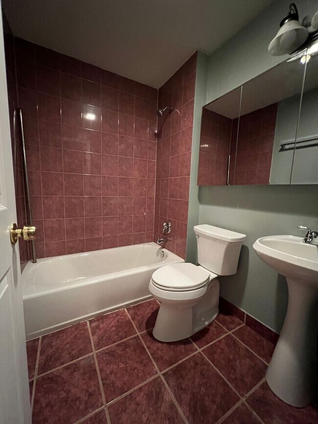 Building Photo - Washington Park condo available NOW!