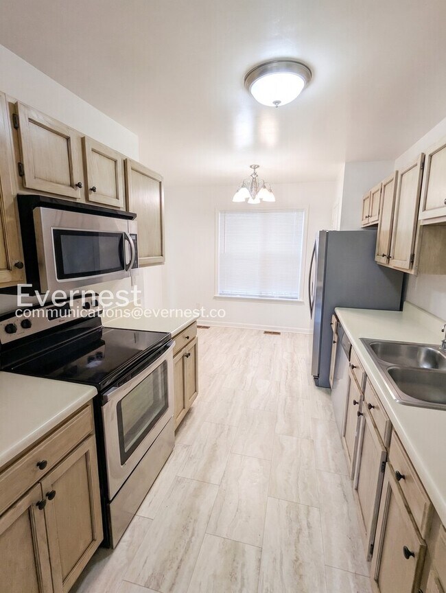 Foto del edificio - 3 Bed, 3.5 Bath Townhome with Modern Amenities / Available Soon!
