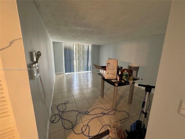 Foto del edificio - 484 NW 165th St