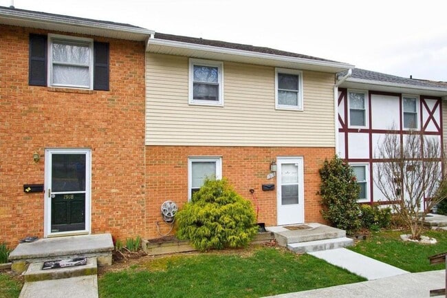 Building Photo - 3 Bedroom 3.5 Bath Townhouse