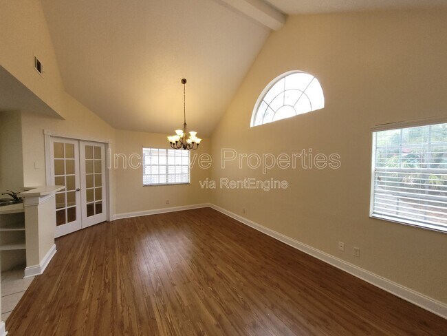 Foto del edificio - 575 Bloomington Ct