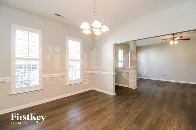 Foto del edificio - 708 Hawthorn Ridge Dr