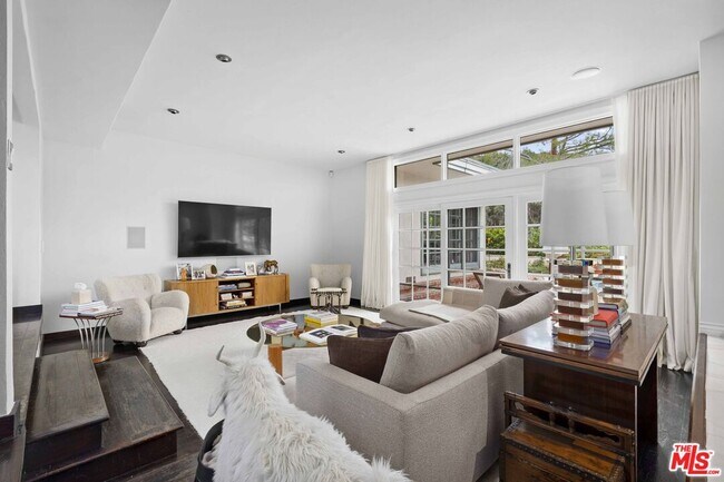Building Photo - 10216 Cielo Dr