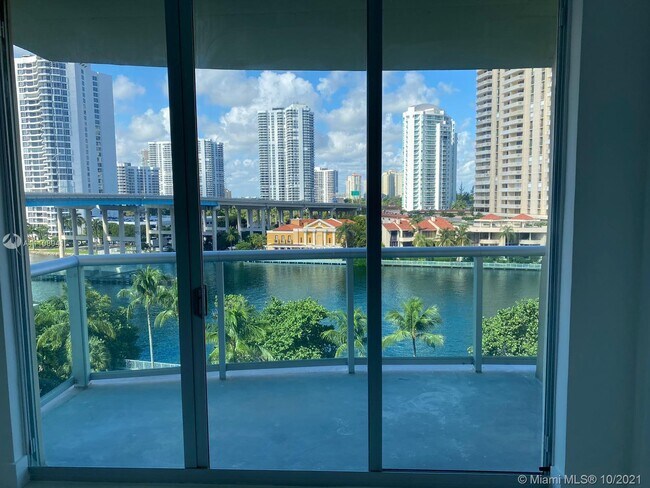 Foto del edificio - 19390 Collins Ave